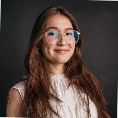 Laura Saravia Headshot